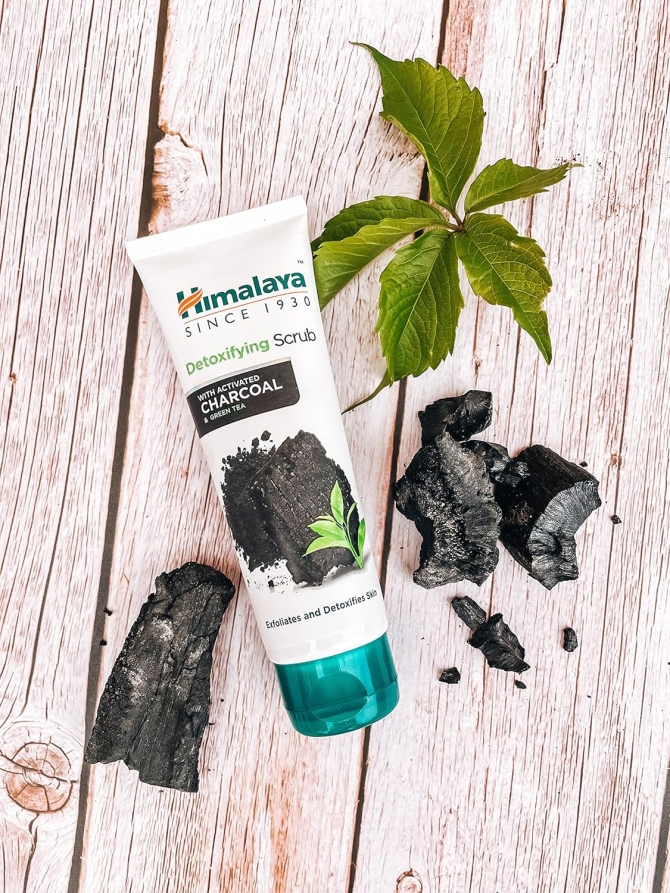 Detoxifying Scrub with Activated Charcoal and Green Tea, Himalaya, 75 ml