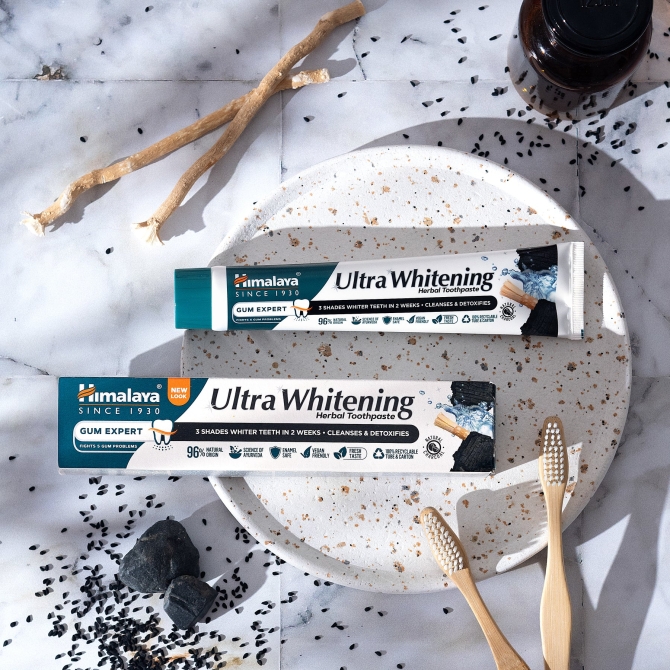 УЛТРА избелваща билкова паста с активен въглен ULTRA WHITENING, Himalaya Wellness, 75 ml